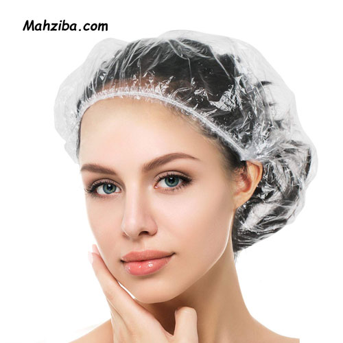 استفاده از کلاه حمام به منظور محافظت از مو و جلوگیری از خیس شدن مو